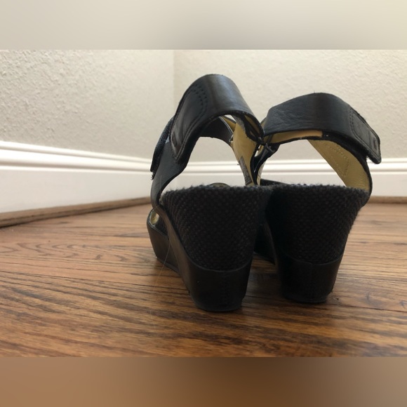 Tsubo Leather Wedge Sandals Size 6.5 Velcro Straps - Picture 4 of 8